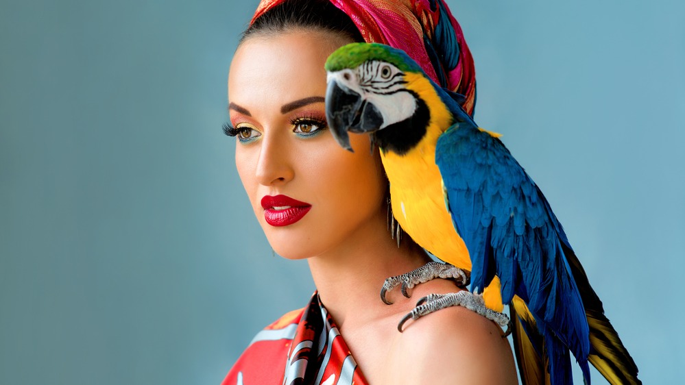 Žena s papouškem